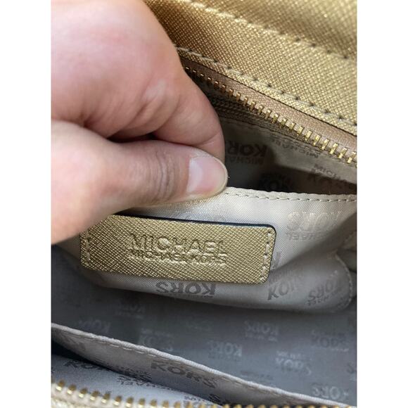 MICHAEL KORS IVORY, GOLD SIGNATURE LEATHER CROSSBODY BAG - Picture 10 of 16